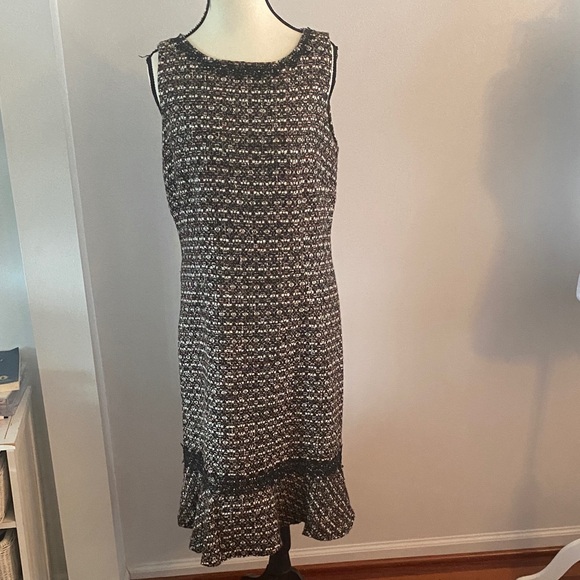 Karl Lagerfeld Dresses & Skirts - Karl Lagerfeld size 8 sleeveless tweed dress trumpet bottom